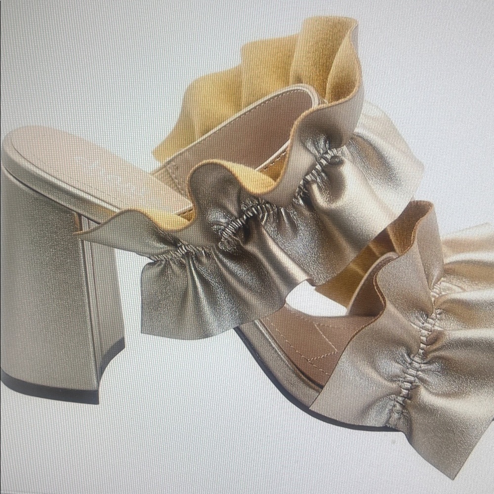 New Women’s Charles by Charles David Royals. Color Mettalic. Size 9.5 - Picture 2 of 4